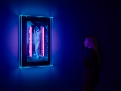 Ange ultraviolet, 2008 (encre ultraviolette sur boîte en plexiglas, 2 néons ultraviolets) - Mat Collishaw