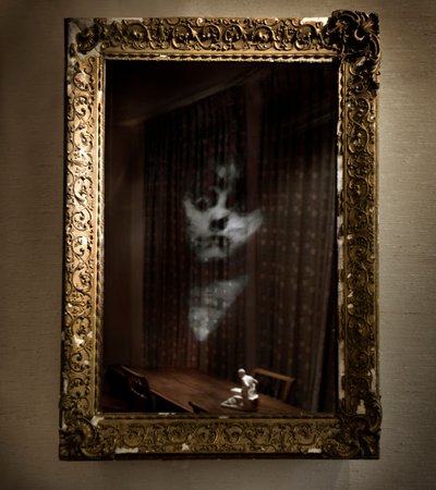Women Under the Influence, 2009 (cadre antique, miroir sans tain, bois, acier, écran LCD et disque dur) - Mat Collishaw