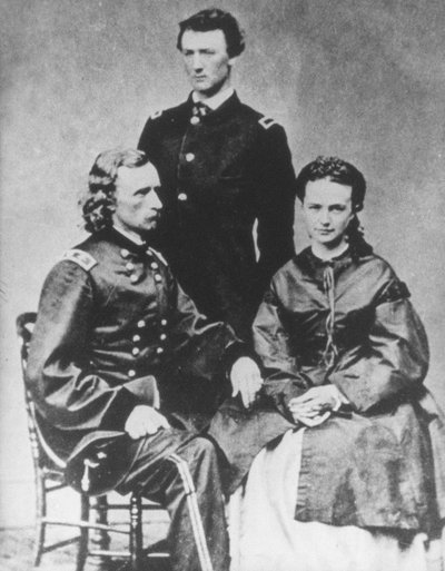 Général George A. Custer (1839-76) avec sa femme, Elizabeth, et son frère, Tom - Mathew Brady