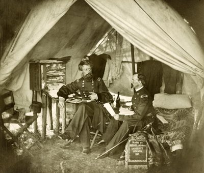 Général Jefferson C. Davis et officier assis dans une tente, pub.1861 (photo) - Mathew and studio Brady