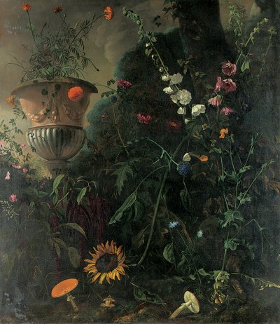 Rose trémière, roses, une fleur de dentelle bleue, tournesol et champignons, avec des soucis dans une urne près d