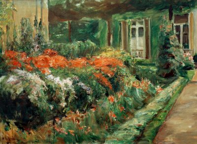 Massifs de fleurs à la maison de jardin vers l