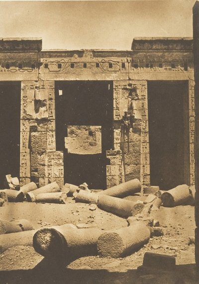 Piliers dans la cour du palais de Ramsès-Meiamoun, à Médinet-Habou Thèbes, 1849-50 - Maxime Du Camp