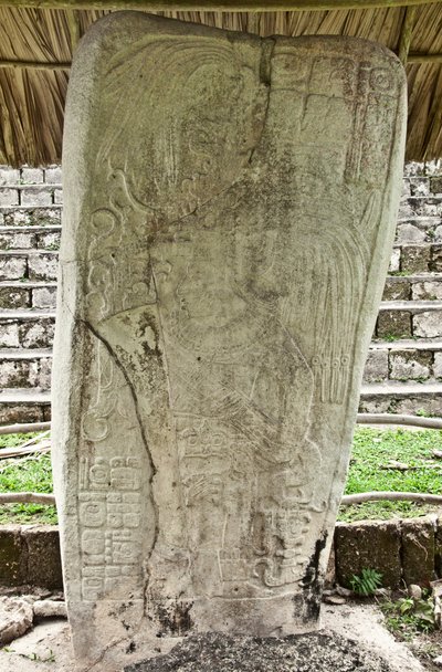 Stèle 9 représentant Ajb’alun Haab’tal Wat’ul K’atel, roi classique terminal de Seibal, Guatemala, commémorant la fin du 9ème Katun en 849 après J.-C. - Mayan
