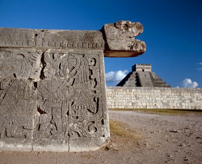 Le grand terrain de jeu de balle et en arrière-plan le castillo, 750-1200 - Mayan