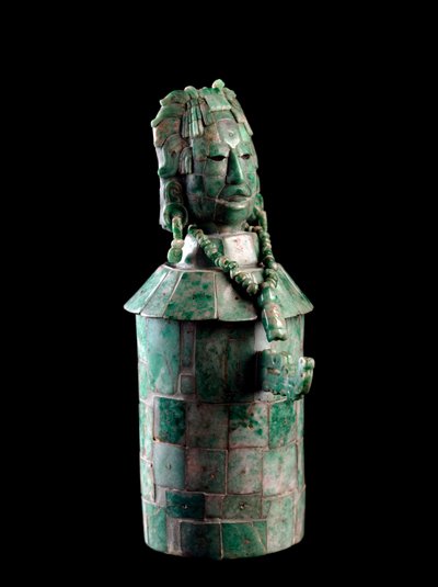 Vase cylindrique avec mosaïque de jadéite, le couvercle est une tête d