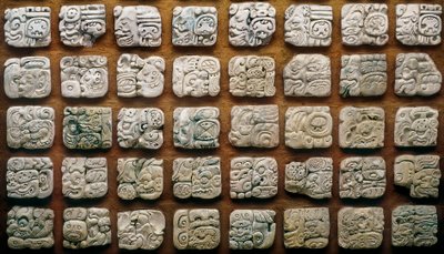 Calendrier maya (320-1697) composé de différents glyphes (pierres gravées) - Mayan Mayan