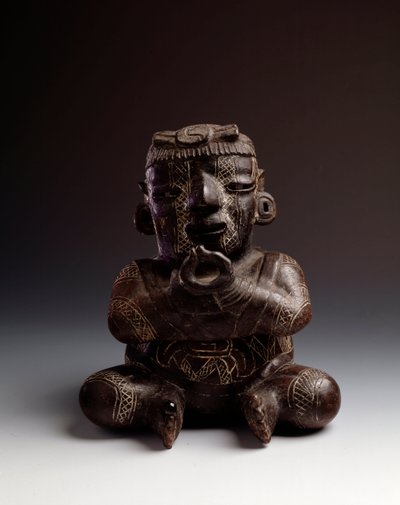 Art précolombien, civilisation maya, période initiale : vase anthropomorphe en argile représentant un homme assis avec les mains jointes en forme de cercle - Mayan Mayan