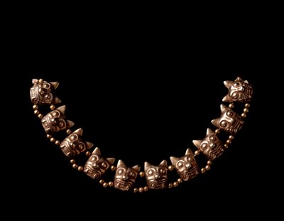 Art précolombien, civilisation maya, période postclassique : collier en or composé d