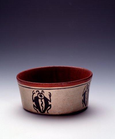 Art précolombien, civilisation maya, période classique : coupe en argile polychrome décorée de coléoptères noirs. De Petén, Guatemala. Guatemala, Musée national d