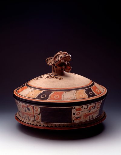 Art précolombien, civilisation maya, période classique initiale : vase en argile avec couvercle décoré d