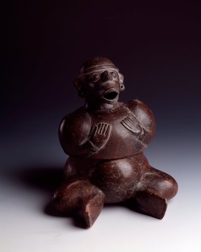 Art précolombien, civilisation maya, période initiale : vase anthropomorphe en argile représentant un homme assis les mains sur la poitrine portant un masque de singe avec la bouche ouverte. De Uaxactun, Guatemala - Mayan Mayan