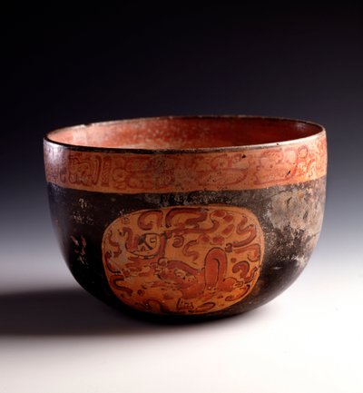Art précolombien, civilisation maya, période classique tardive : coupe en argile polychrome décorée de glyphes. De Uaxactun, Quiché, Guatemala - Mayan Mayan