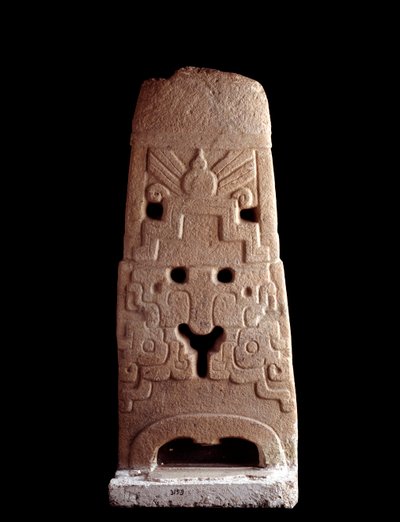 Stèle en pierre décorée du masque stylisé d