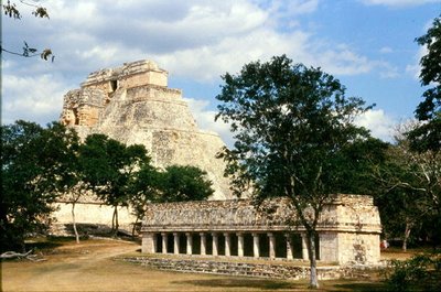 La Maison des Oiseaux et la Pyramide du Musicien, Maya classique tardif, vers 700-900 après J.-C. - Mayan Mayan