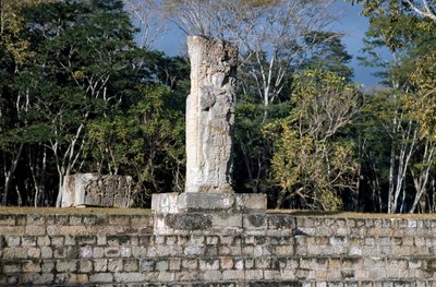 La stèle 2 surplombant le terrain de jeu de balle, 652 AD - Mayan Mayan