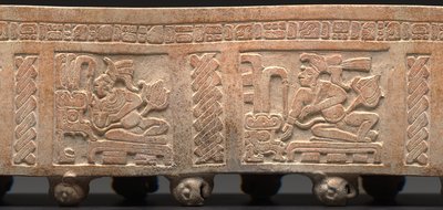 Cylindre tripode, sculpté : Seigneur en trône avec texte glyphique, 650-900 après J.-C. - Mayan Mayan