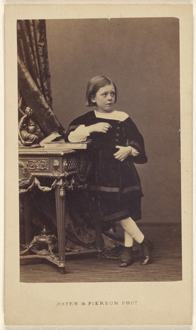 [Petite fille non identifiée debout, le coude posé sur un livre fermé posé sur une table]. - Mayer and Pierson