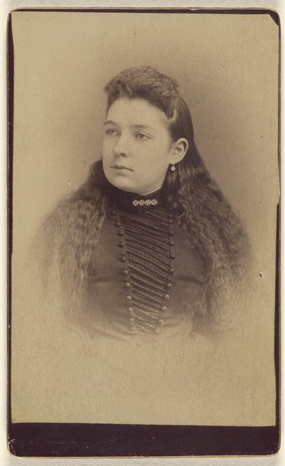 [Femme non identifiée aux longs cheveux ondulés, imprimée en vignette]. - Mayhew Brothers