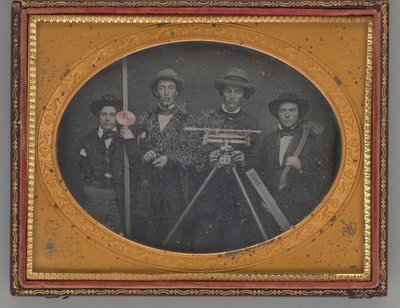 Portrait de groupe sans titre de géomètres, 1855. - McDonell and Co.