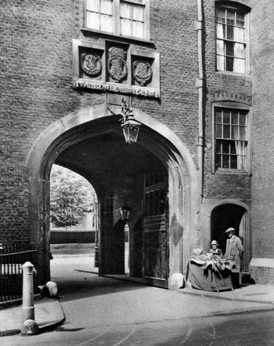 Une porte Tudor menant à Lincoln