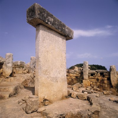 Taula sur le site archéologique, Minorque, Espagne - Megalithic Megalithic
