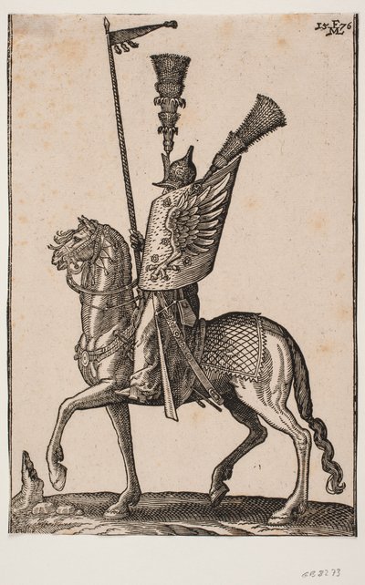 Soldat à cheval, profil vers la gauche; lance avec fanion, casque en métal avec une très haute plume, bouclier avec aile d