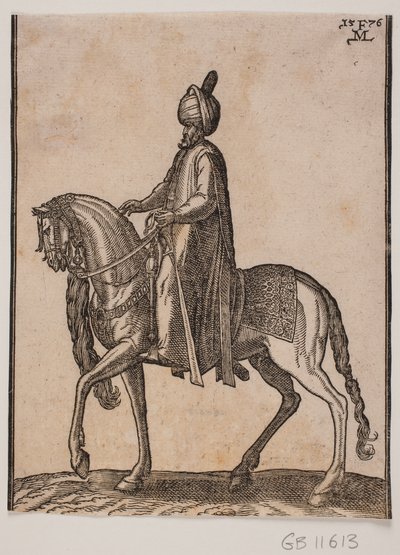 Homme âgé monté, avec une massue à son côté, profil vers la gauche; sous le cou du cheval, une queue de cheval ou de bœuf pend comme signe du statut digne de l