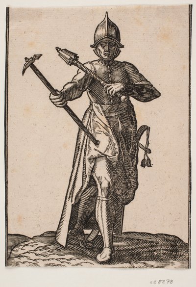 Soldat casqué debout, vu de face; dans la main droite un marteau de guerre, dans la main gauche une massue, la jambe et le pied arrière tordus par rapport à l