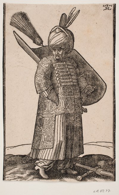 Soldat corpulent debout, avec la main droite dans la poche, tourné vers la droite; deux plumes dans le turban; épée à gauche, bouclier avec plume sur le bras gauche; massue et lance croisées sur le sol devant lui - Melchior Lorck