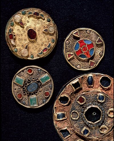 Archéologie du Moyen Âge. Art barbare de la Gaule : fibules en or et argent, style polychrome - Merovingian