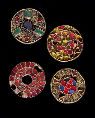 Archéologie du Moyen Âge. Art barbare de la Gaule : fibules en or et argent, style polychrome - Merovingian