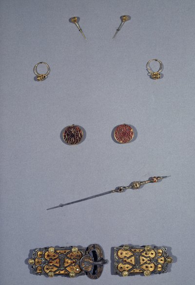 Art mérovingien (Gaule) : Ensemble de la reine des Francs Arnegonde ou Aregonde (v.515-600), vers 570. Épouse de Clotaire Ier (511-561). De haut en bas : paire d