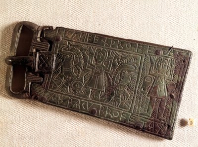 Art mérovingien : boucle de ceinture en bronze du royaume burgonde (peuple barbare) représentant Daniel dans la fosse aux lions. 550-626. De Franche-Comté. Musée National d