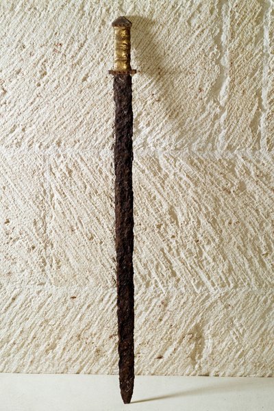 Art mérovingien : épée, 6ème siècle. Gaule. Musée national d