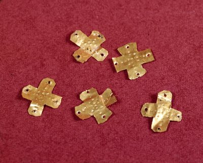 Petites croix en or. Art mérovingien, 6ème siècle. Musée d
