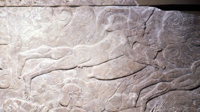 Pendant longtemps, on a cru que ce bas-relief représentait un homme respirant sous l