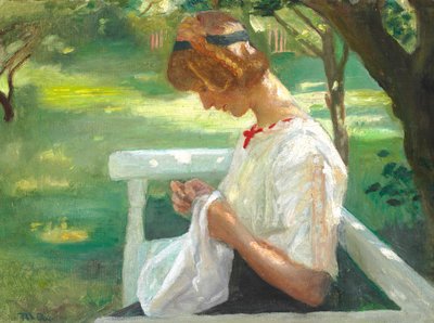 Ella Saxild cousant dans le jardin un jour d