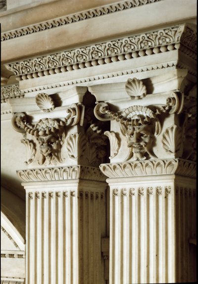 Allégorie du Jour et de la Nuit : détail des colonnes et des chapiteaux. Mausolée de Julien de Médicis. Sculpture en marbre - Michelangelo Buonarroti