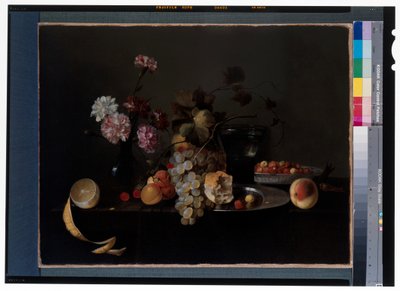 Nature morte avec fleurs, fruits et un verre sur une dalle de pierre - Michiel Simons