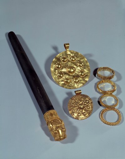 Pierre à aiguiser et anneaux de granulation. Du site de Suse, sud-ouest de l