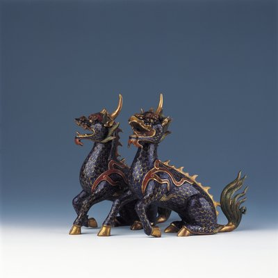 Paire de qilin assis (émail cloisonné et bronze doré) - Ming Dynasty   Wanli Period Chinese School