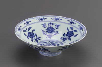 Bol avec côtés coniques et bord foliacé, Jingdezhen, province de Jiangxi, 1426-35 - Ming Dynasty Chinese School
