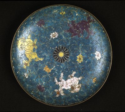 Assiette en cuivre et émail cloisonné, période Ming (1368 - 1644) - Ming Dynasty Chinese School