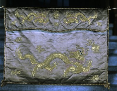 Tissu de soie avec motifs dorés représentant des dragons, période Ming (1368 - 1644) - Ming Dynasty Chinese School