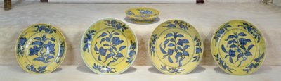 Plats à fond jaune peints en bleu sous glaçure, dynastie Ming - Ming Dynasty Chinese School