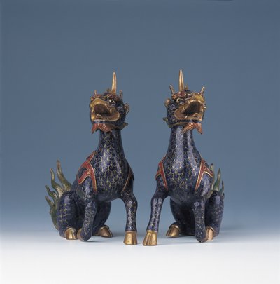 Une paire de qilin assis (émail cloisonné et bronze doré) - Ming Dynasty   Wanli Period Chinese School