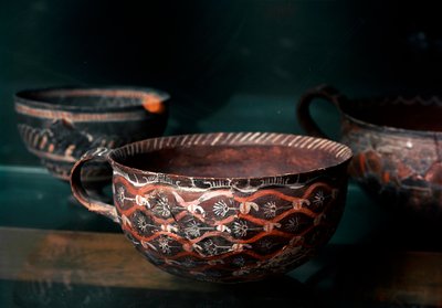 Art minoen : coupe en céramique de la période Kamares (Crète) protopalatiale (2100 à 1650 av. J.-C.), de Cnossos. Musée archéologique d