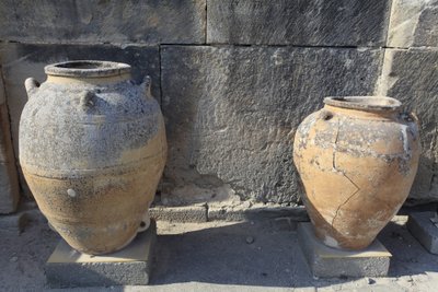 Site archéologique minoen de Phaistos. Grands pithoi (jarres de stockage), trouvés près de la cour centrale. Crète. - Minoan