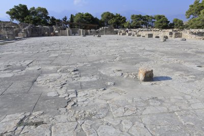 Site archéologique minoen de Phaistos. La cour centrale, un élément architectural de base du palais minoen. C